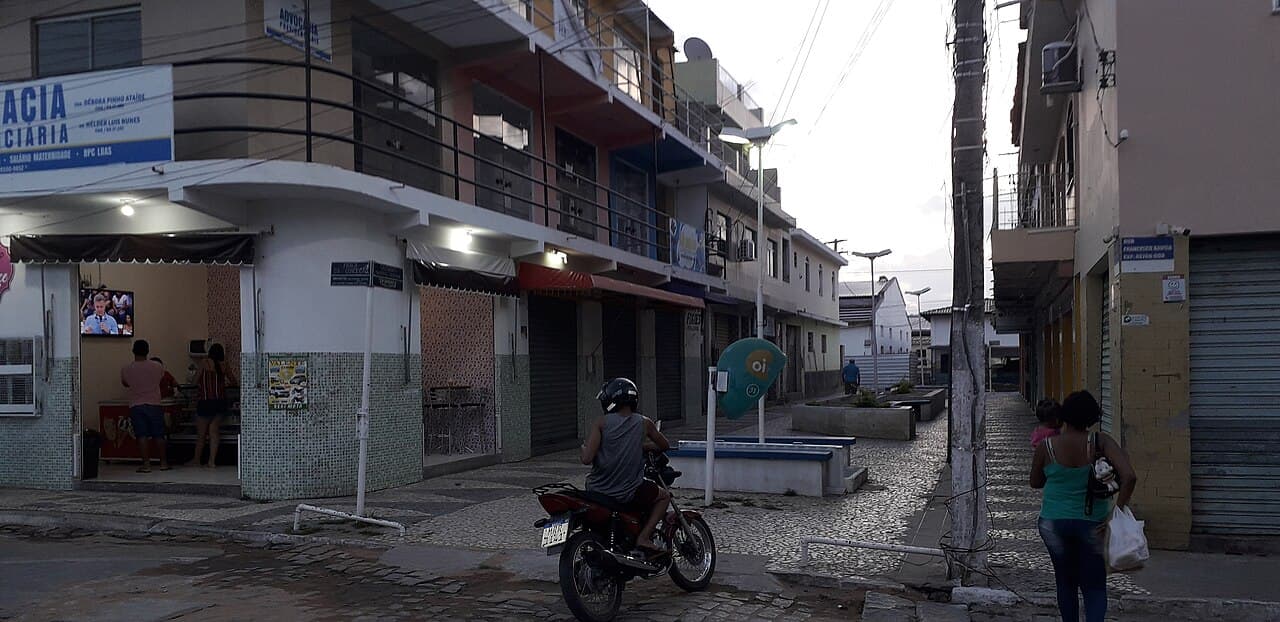 Vista de área urbana do município com prédios e arborização