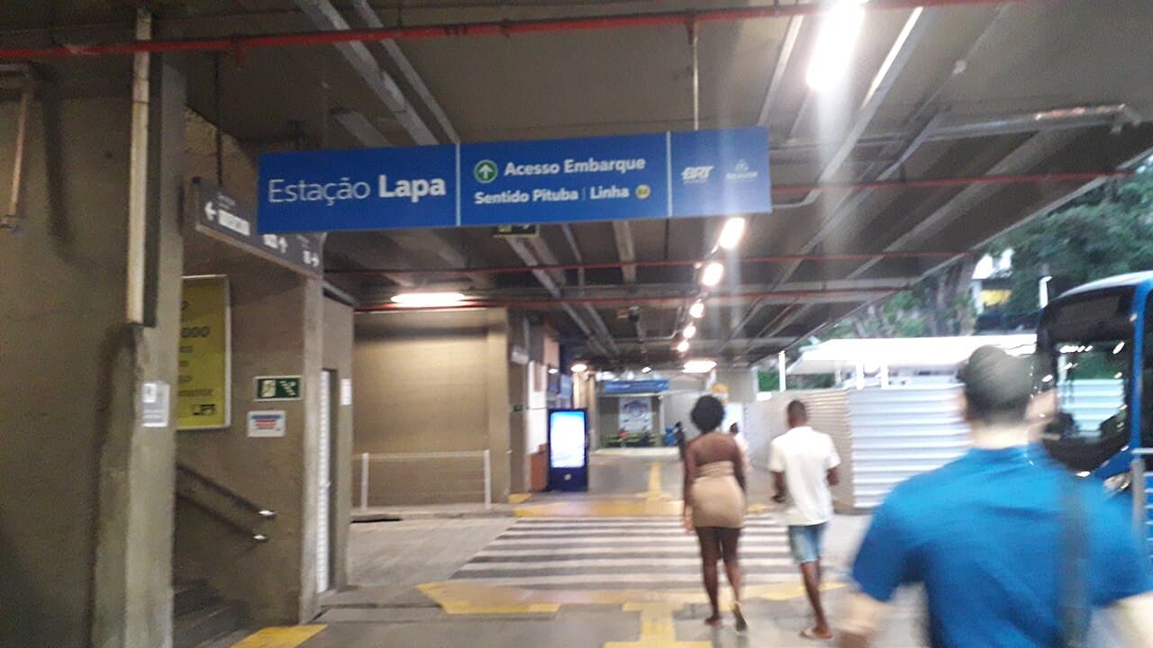 Via urbana em obras de pavimentação, com maquinário e sinalização de trânsito