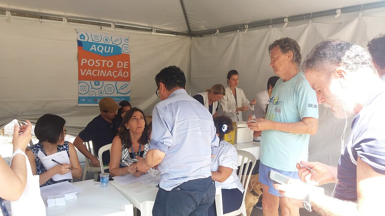 Profissional de saúde preparando dose de vacina em unidade de atendimento