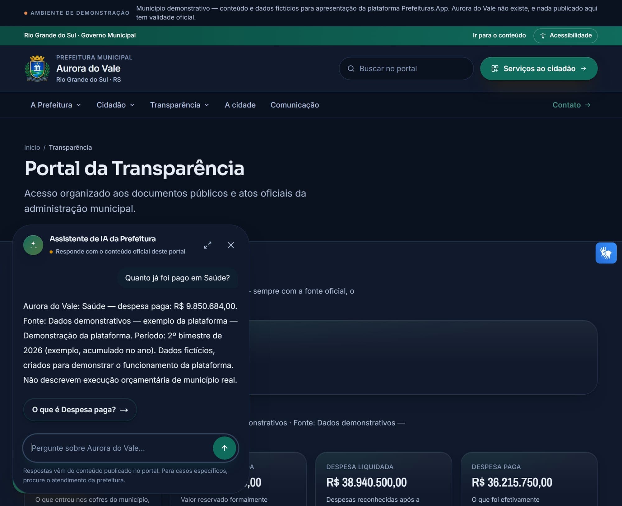 O assistente respondendo quanto foi PAGO em Saúde — com o valor, a fonte, o período, a marca de dado demonstrativo e o estágio da despesa nomeado